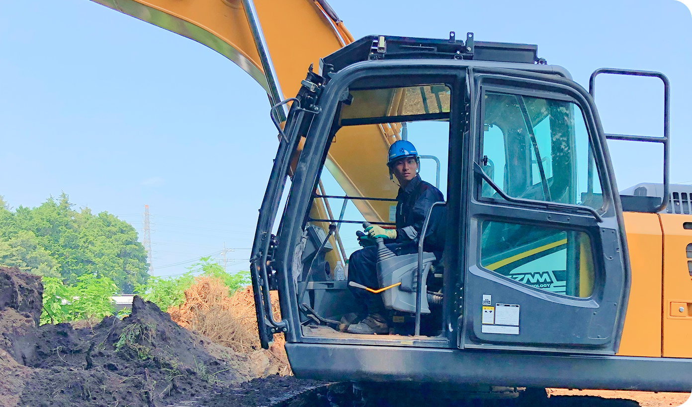 重機を操作する社員